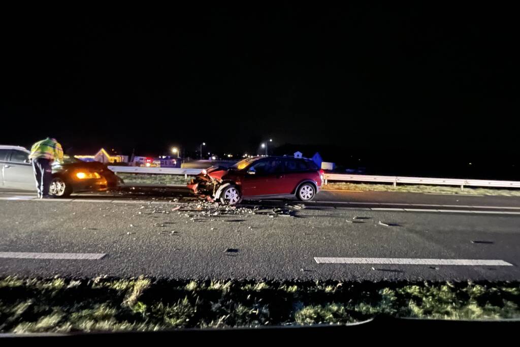 Persoon gewond bij frontale botsing