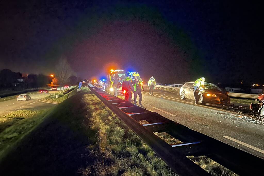 Persoon gewond bij frontale botsing