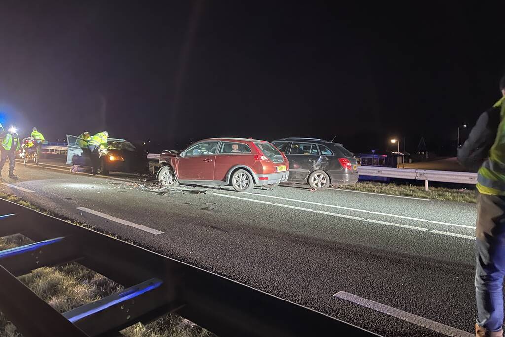 Persoon gewond bij frontale botsing