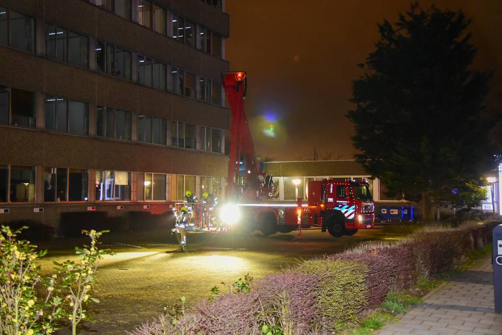 Veel rookontwikkeling bij brand in kantoorpand