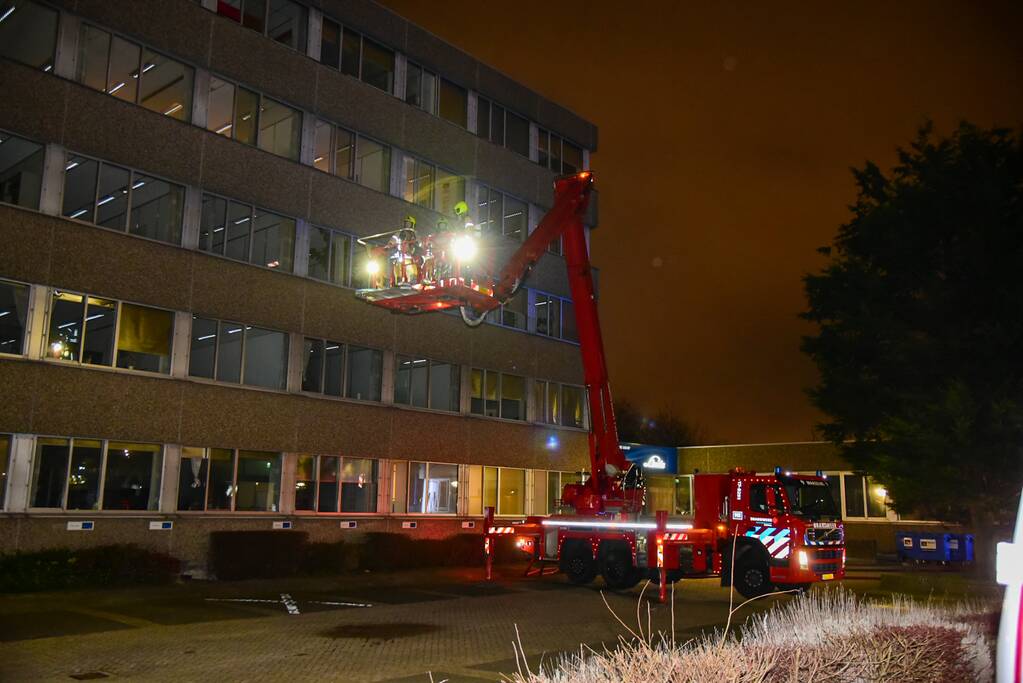 Veel rookontwikkeling bij brand in kantoorpand