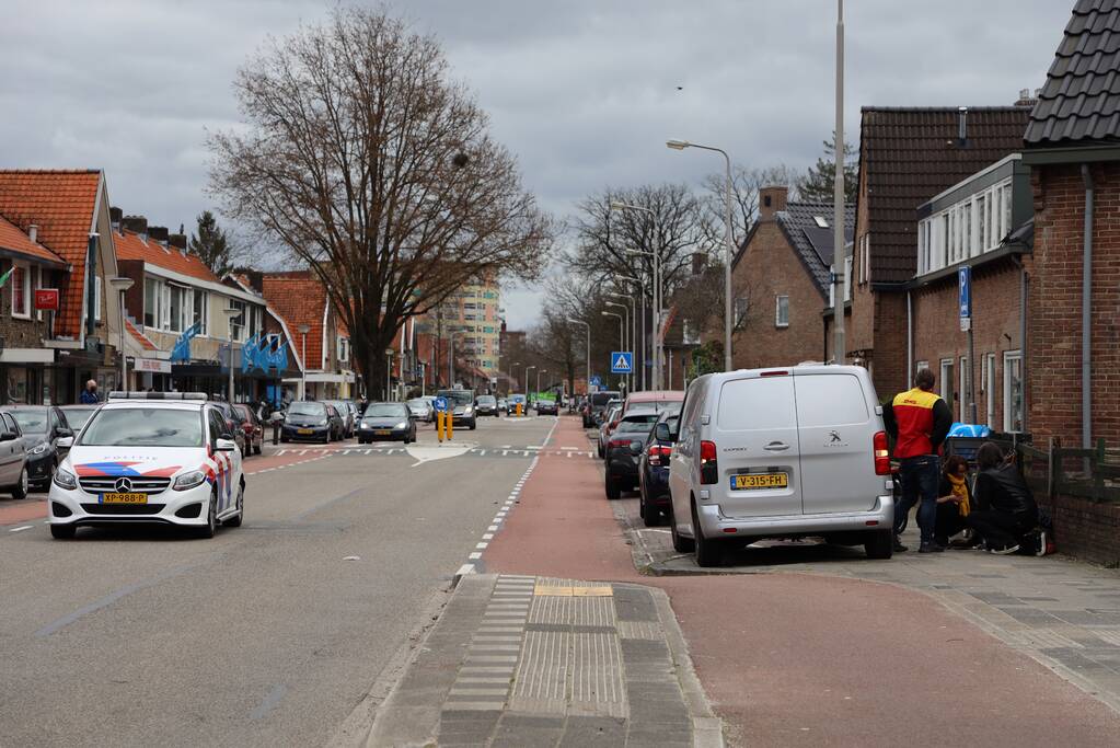 Fietsster gewond door botsing tegen portier