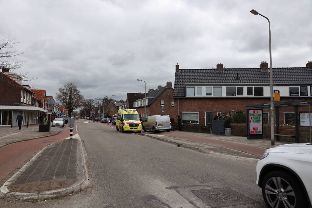 Fietsster gewond door botsing tegen portier