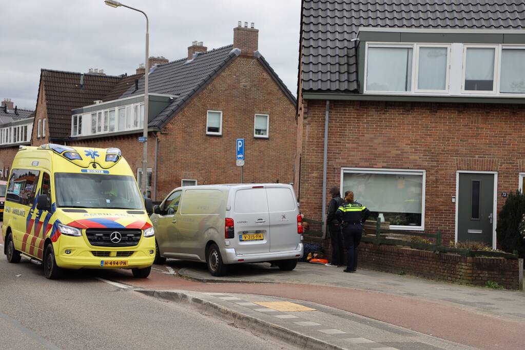 Fietsster gewond door botsing tegen portier