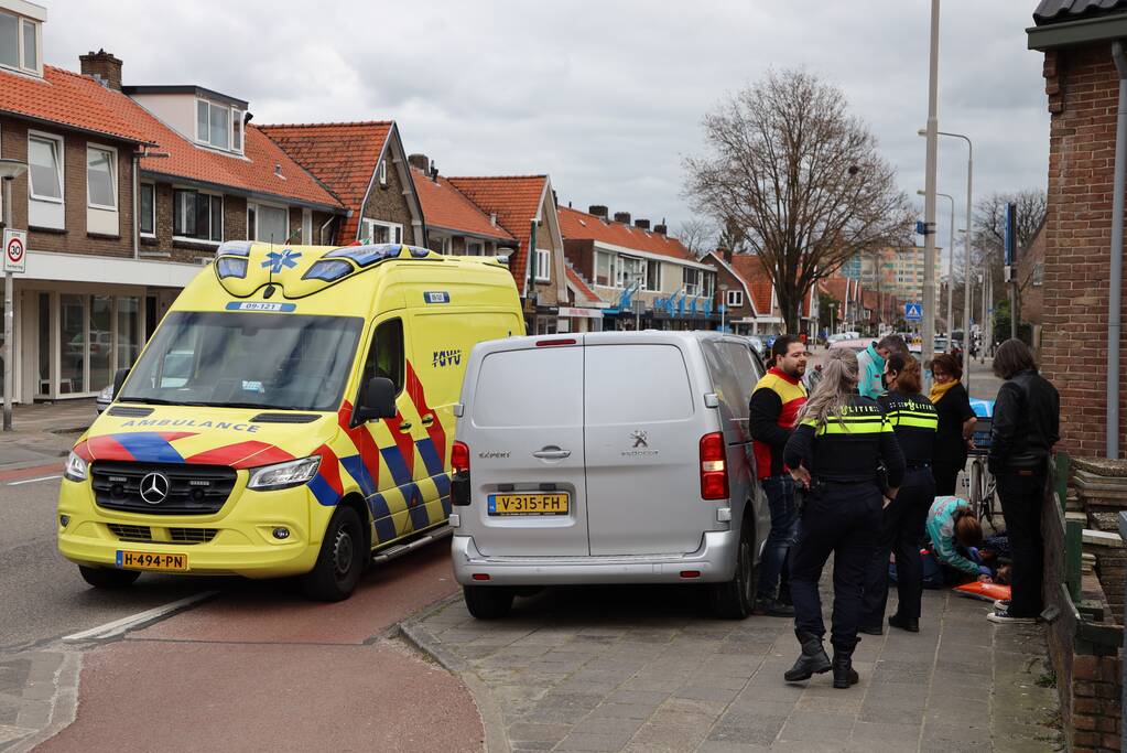 Fietsster gewond door botsing tegen portier