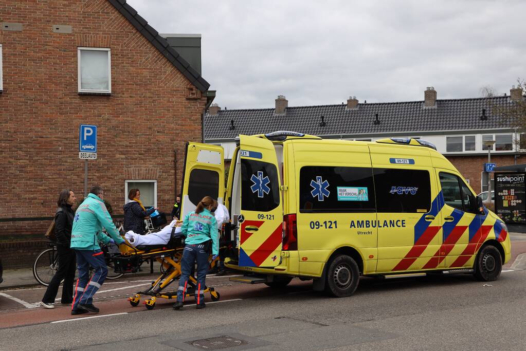 Fietsster gewond door botsing tegen portier