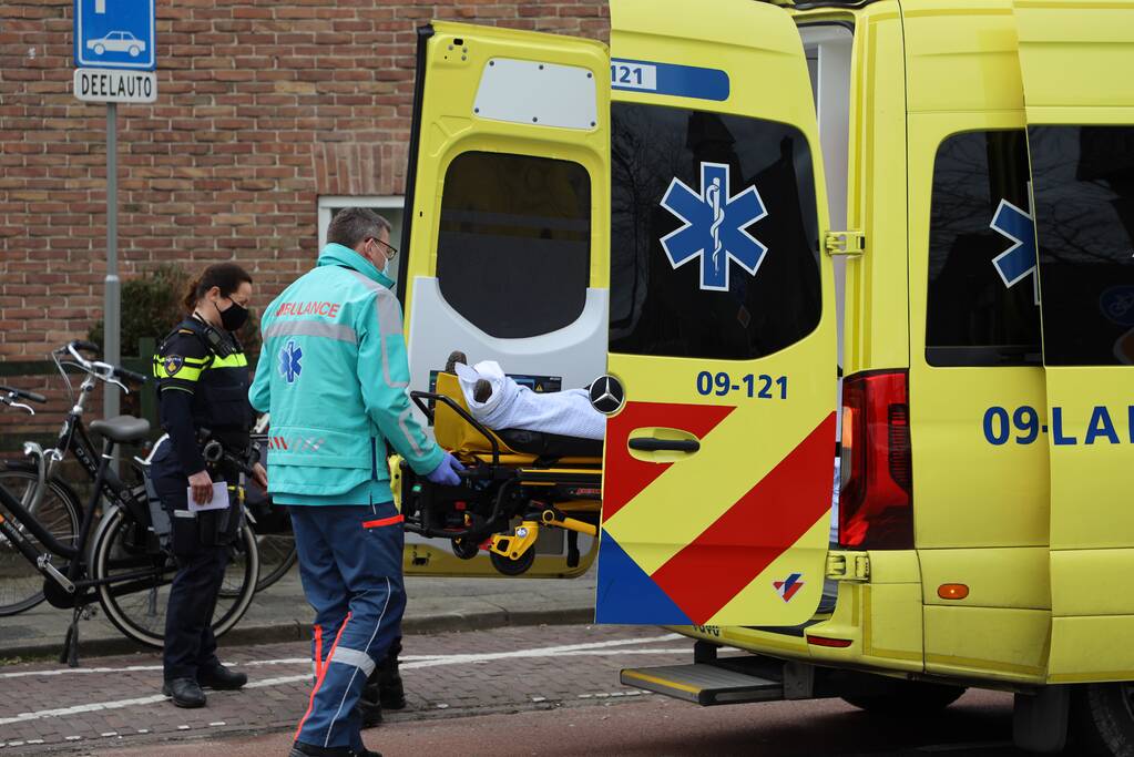 Fietsster gewond door botsing tegen portier