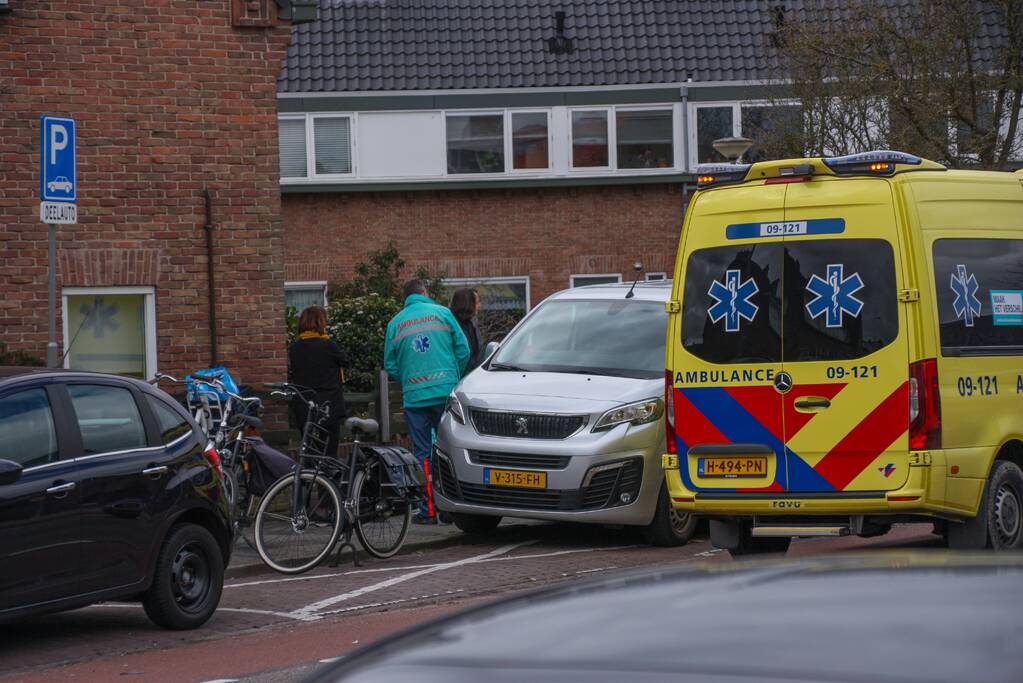 Fietsster gewond door botsing tegen portier