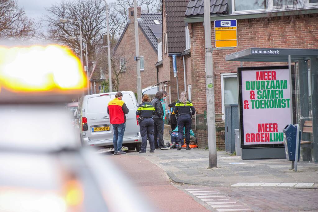 Fietsster gewond door botsing tegen portier