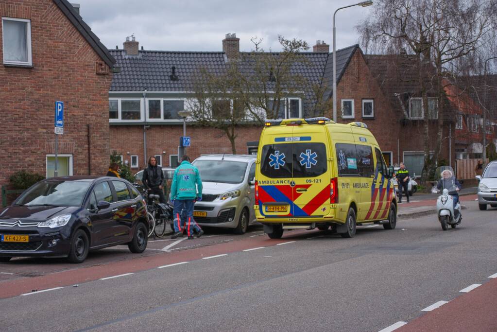 Fietsster gewond door botsing tegen portier