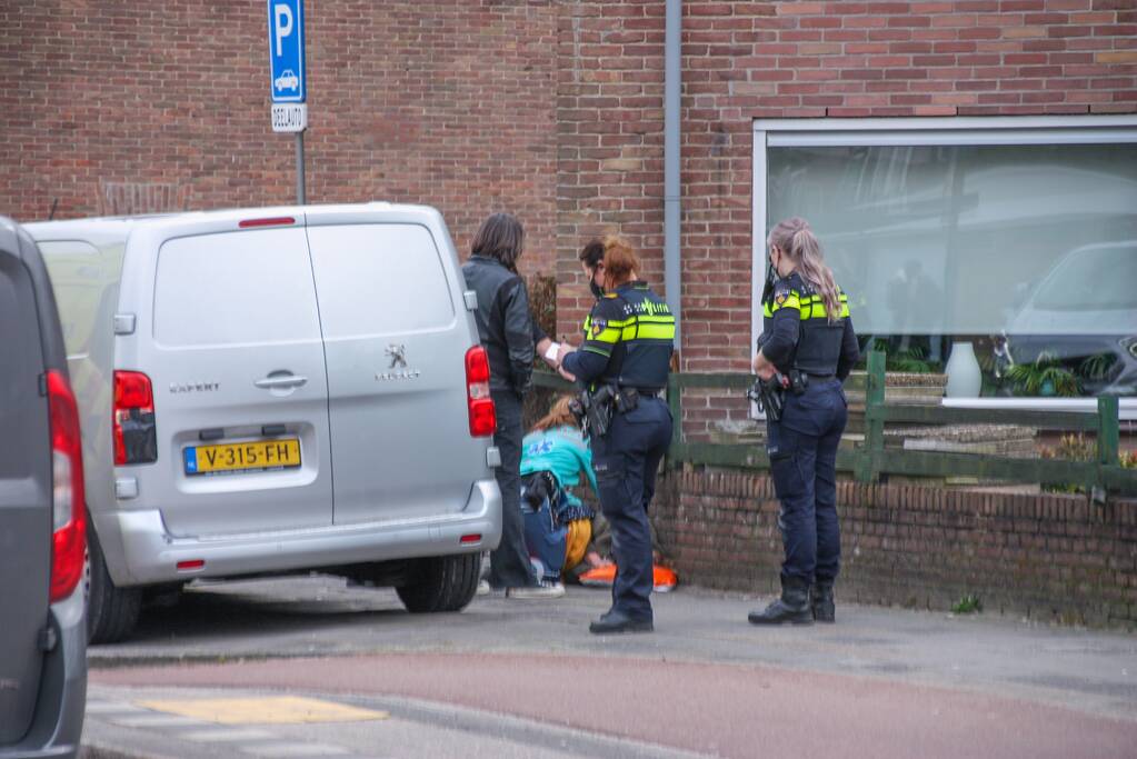 Fietsster gewond door botsing tegen portier