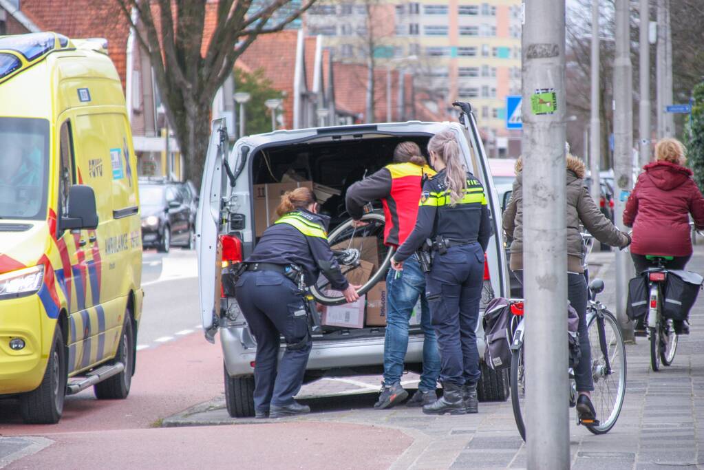Fietsster gewond door botsing tegen portier