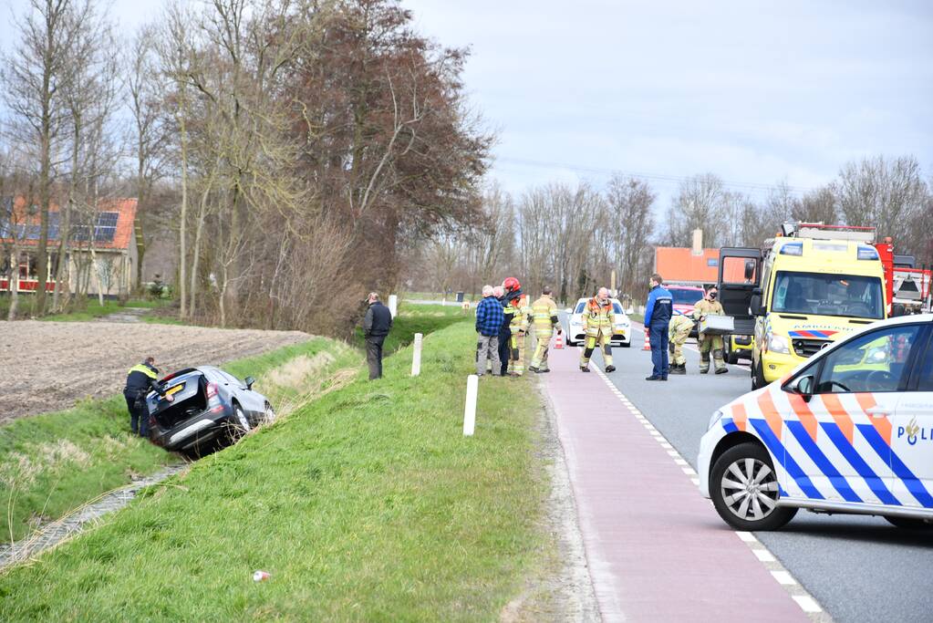 Auto belandt in sloot