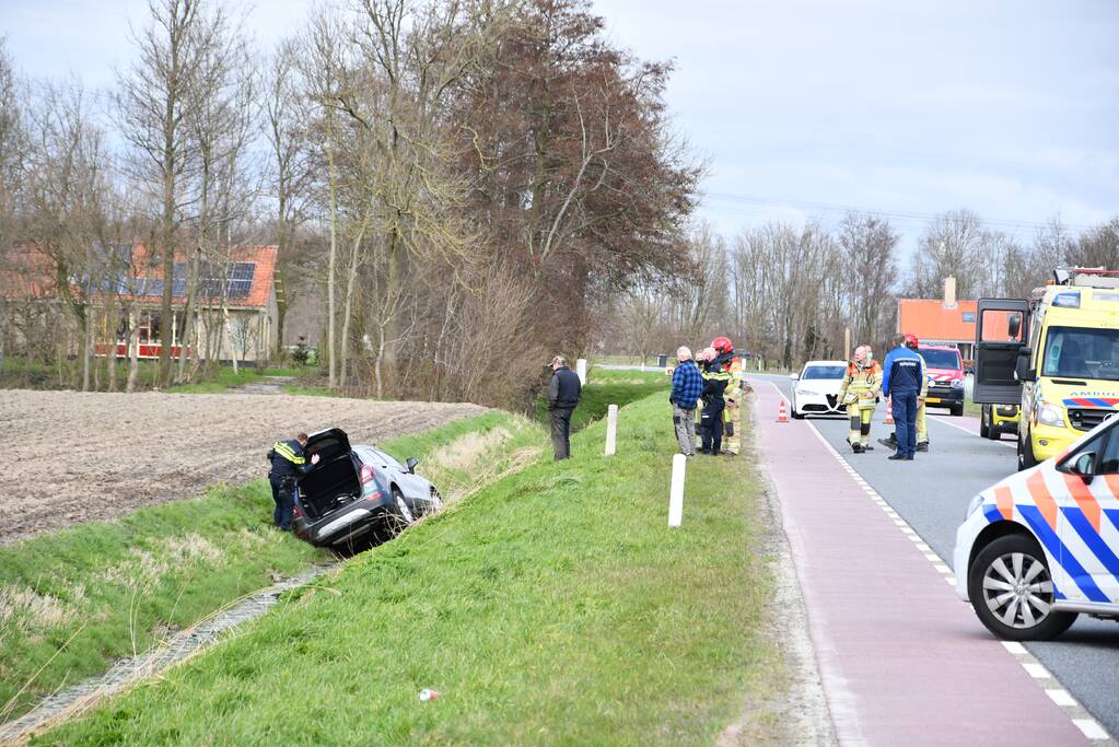 Auto belandt in sloot