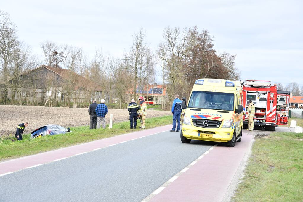 Auto belandt in sloot