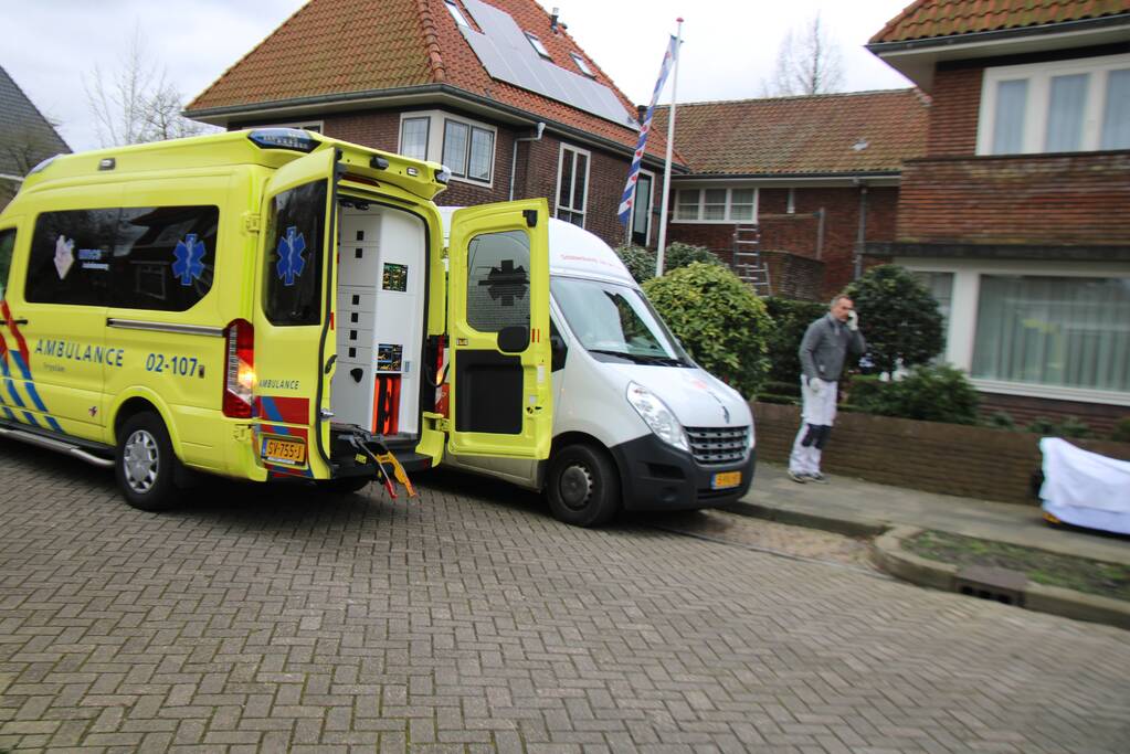 Man valt van dak en raakt gewond