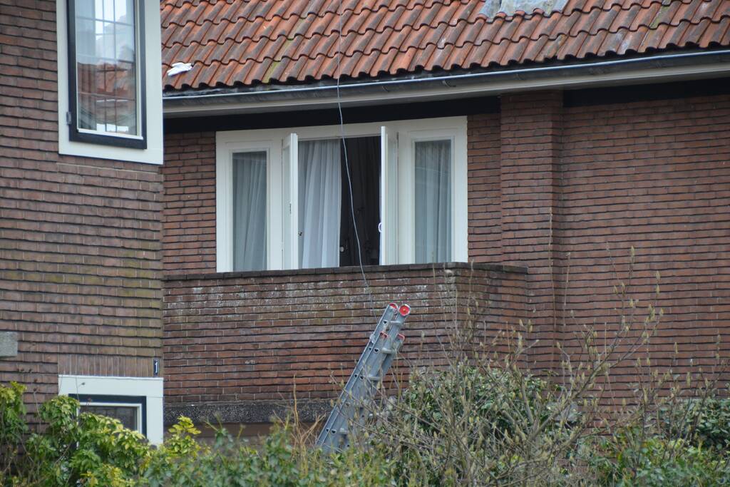 Man valt van dak en raakt gewond