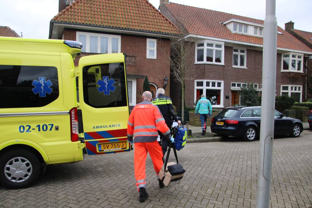 Man valt van dak en raakt gewond