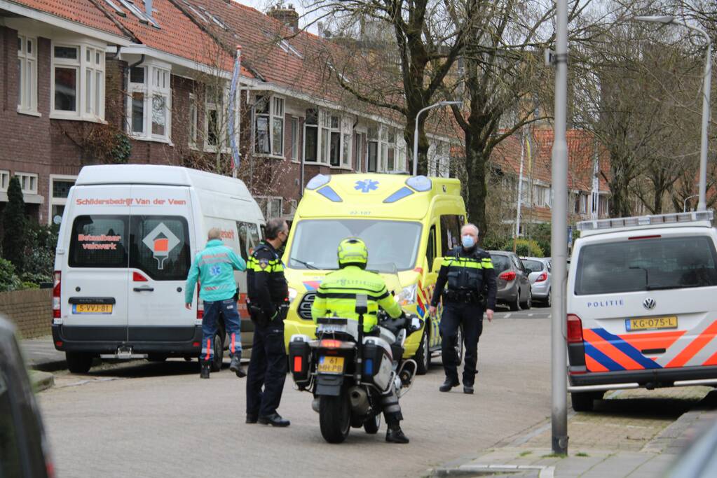 Man valt van dak en raakt gewond