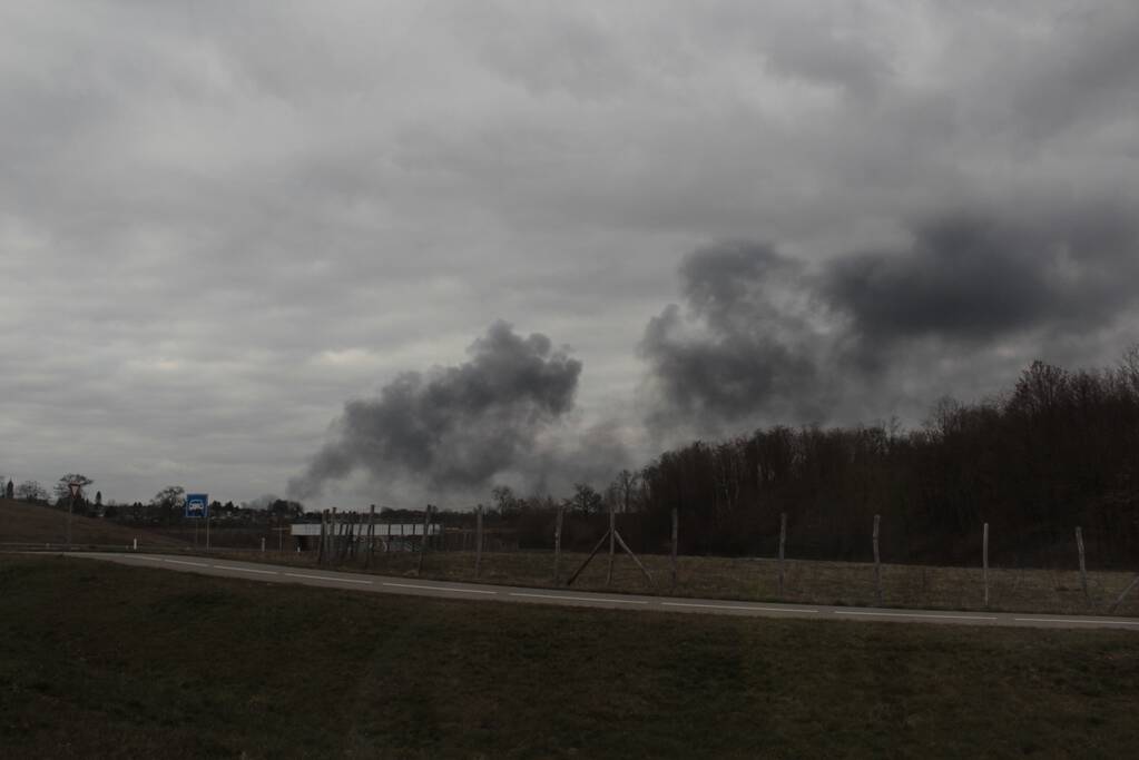 Grote uitslaande brand in loods