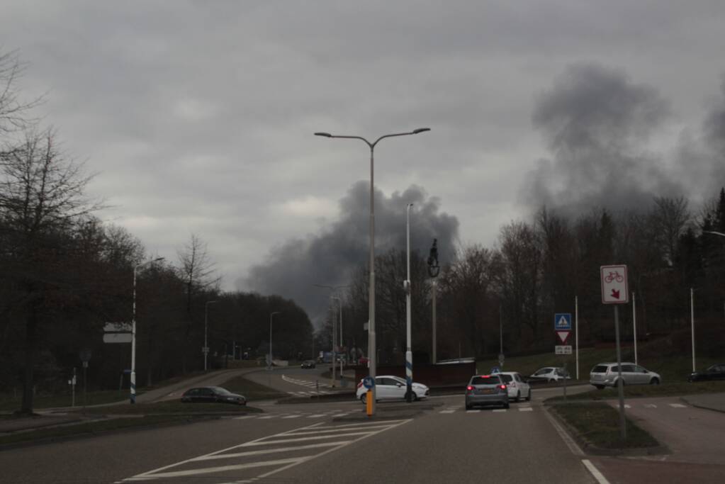 Grote uitslaande brand in loods