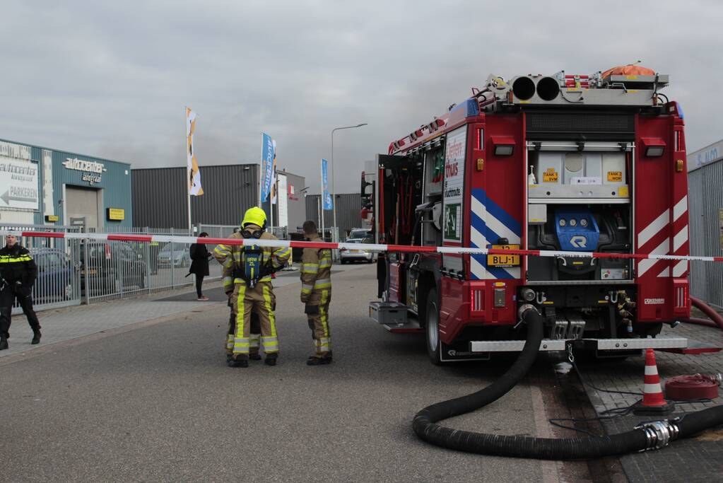 Grote uitslaande brand in loods