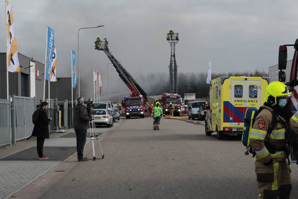 Grote uitslaande brand in loods