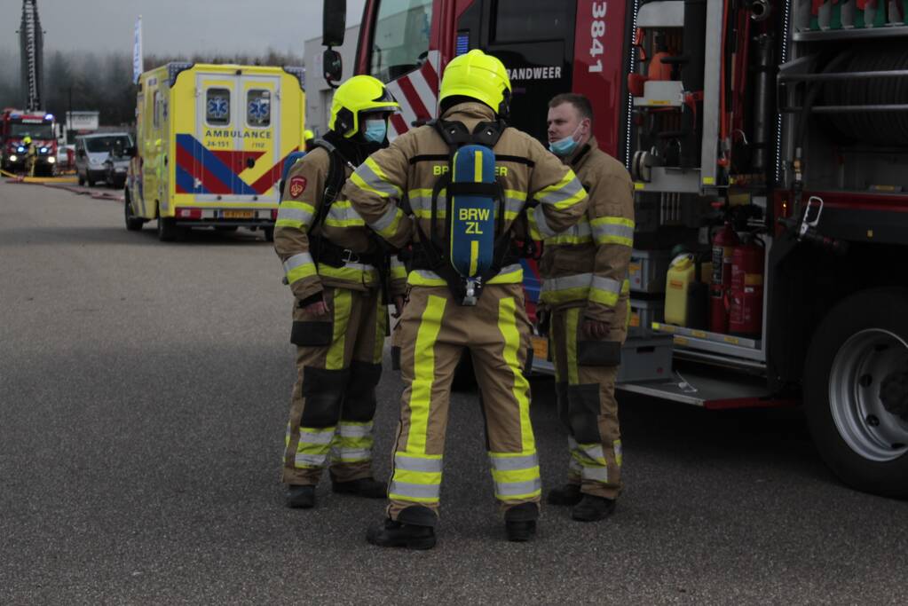 Grote uitslaande brand in loods