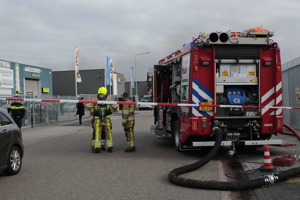 Grote uitslaande brand in loods