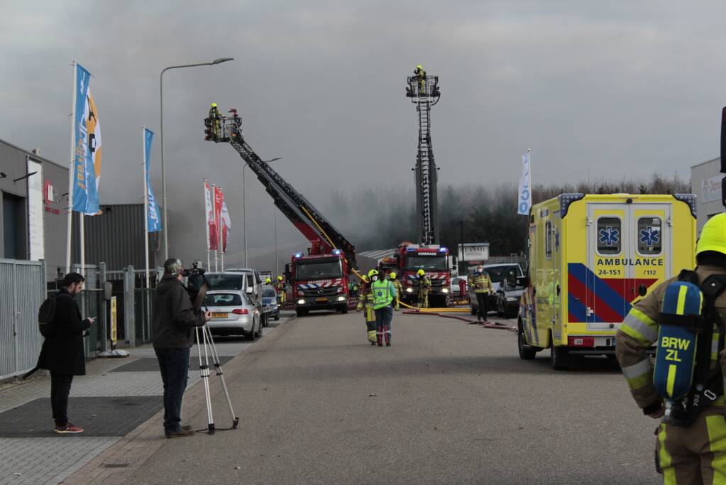 Grote uitslaande brand in loods