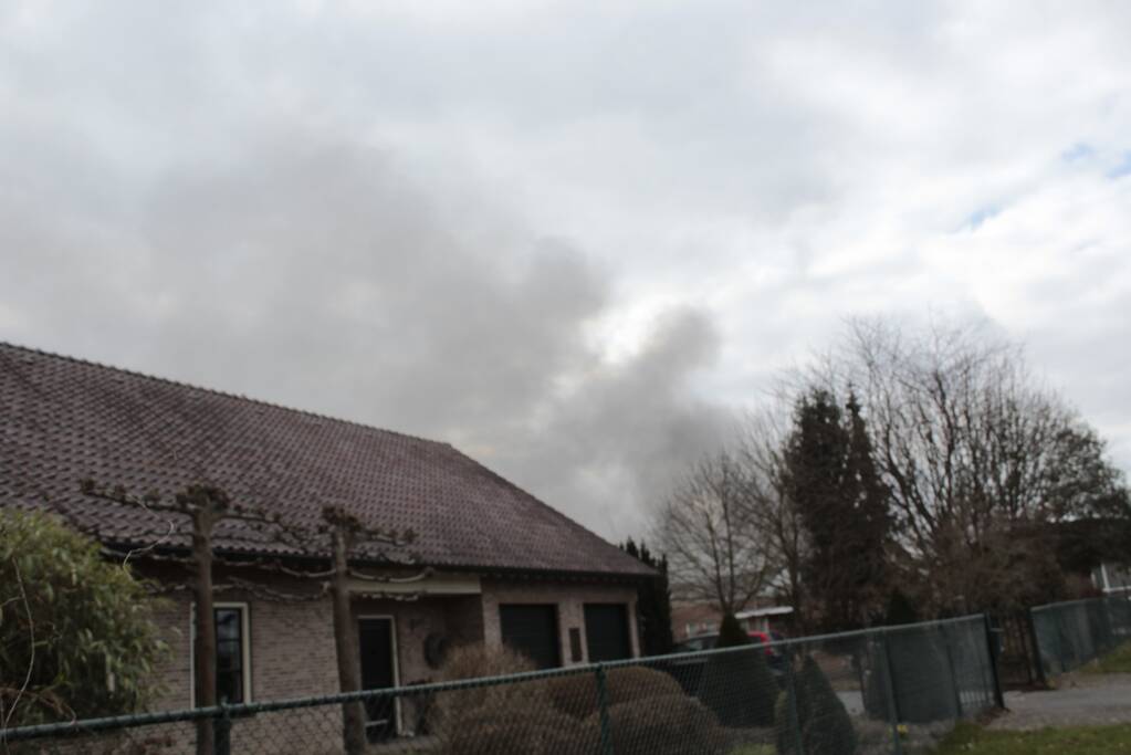 Grote uitslaande brand in loods