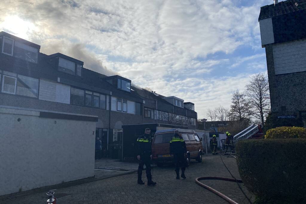 Brand in dak van woning