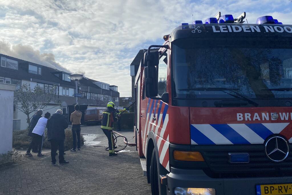Brand in dak van woning