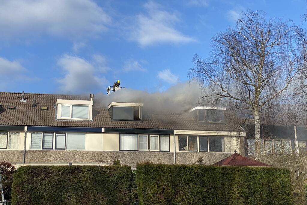 Brand in dak van woning