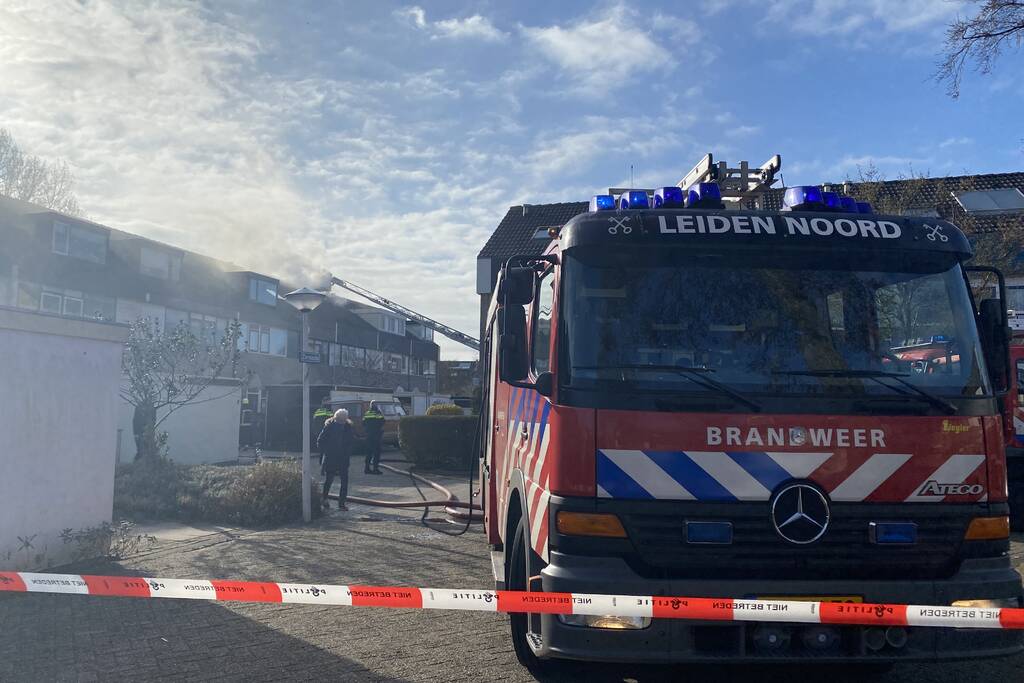Brand in dak van woning
