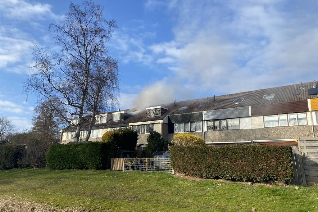 Brand in dak van woning