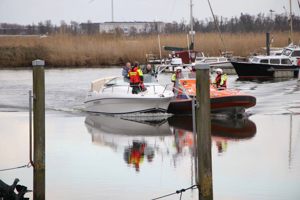 Speedboot naar de kant gebracht na problemen