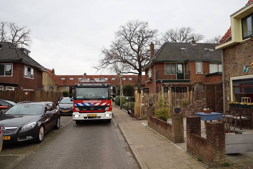 Omwonenden zien zwarte rook uit gevel komen
