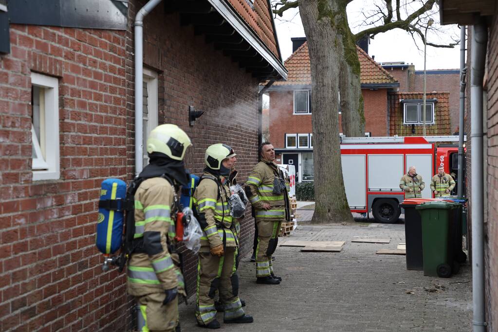 Omwonenden zien zwarte rook uit gevel komen