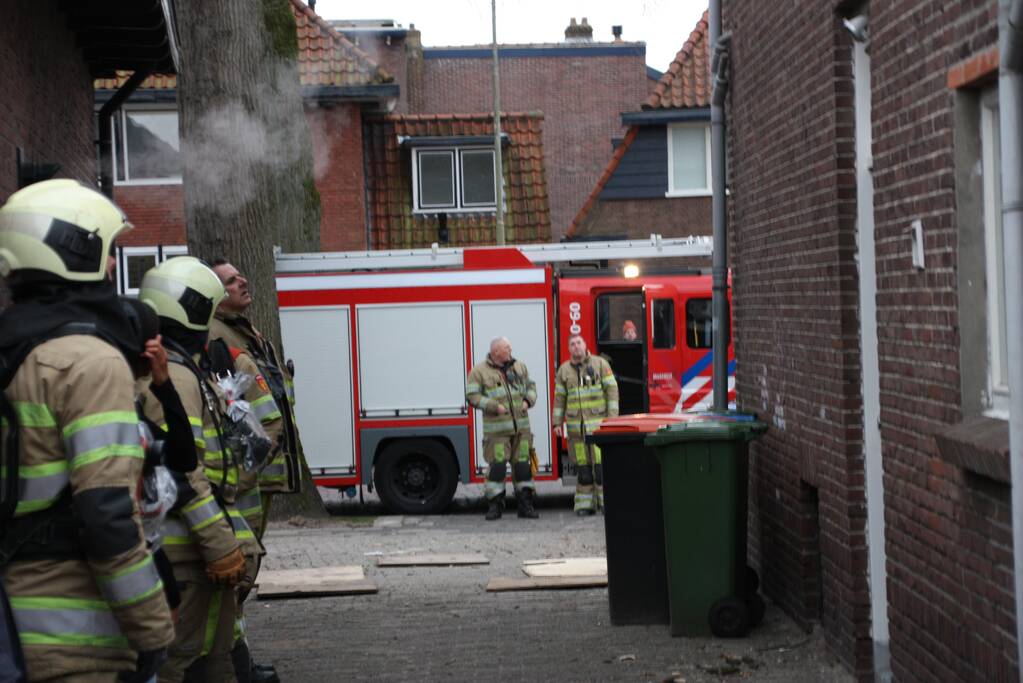 Omwonenden zien zwarte rook uit gevel komen