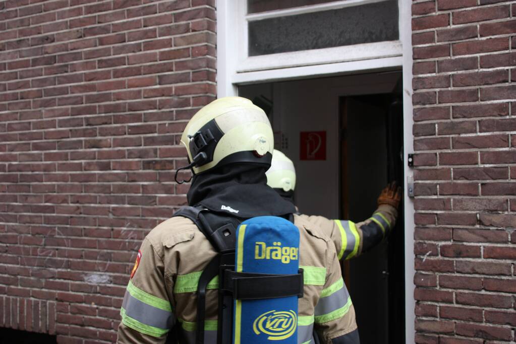 Omwonenden zien zwarte rook uit gevel komen