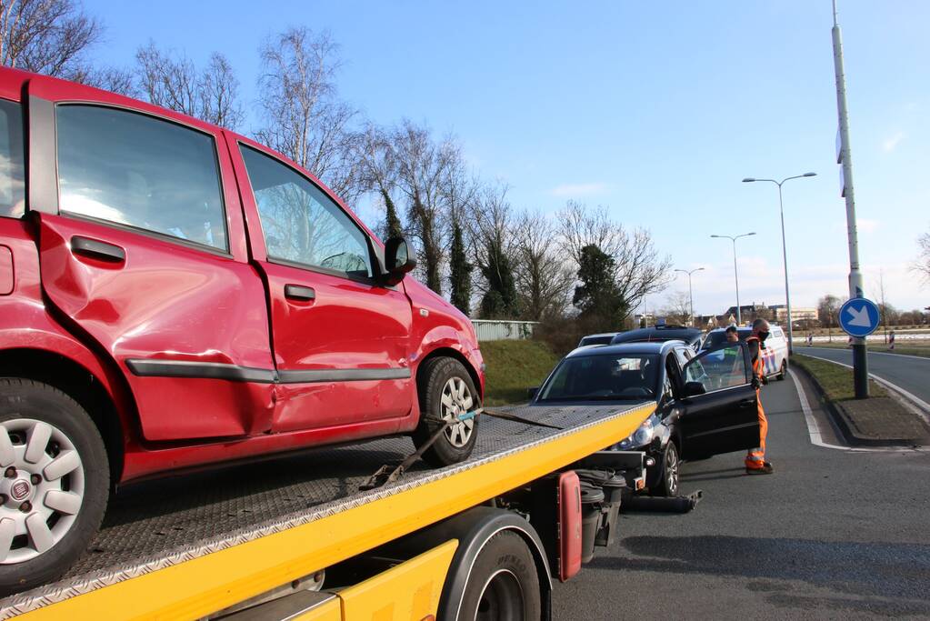 Twee auto's lopen schade op bij verkeersongeval