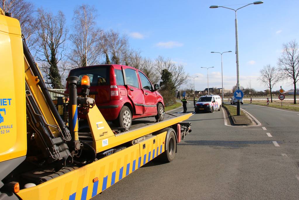 Twee auto's lopen schade op bij verkeersongeval