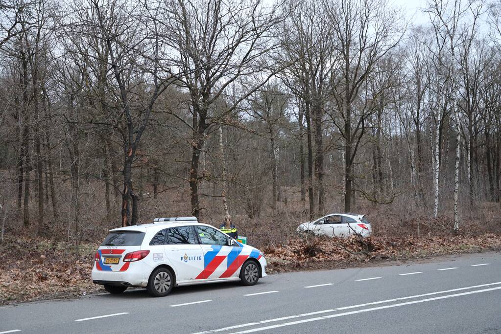 Automobiliste belandt in berm na stuurfout
