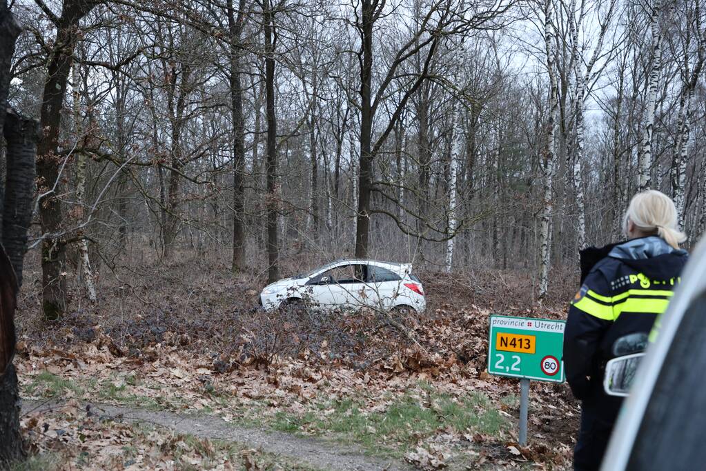 Automobiliste belandt in berm na stuurfout