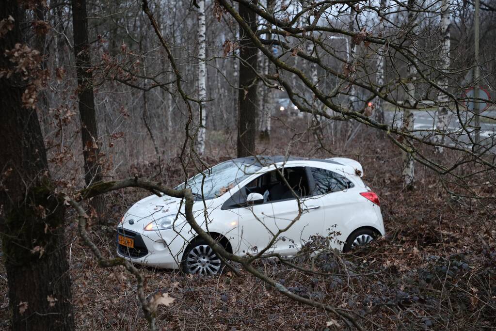 Automobiliste belandt in berm na stuurfout