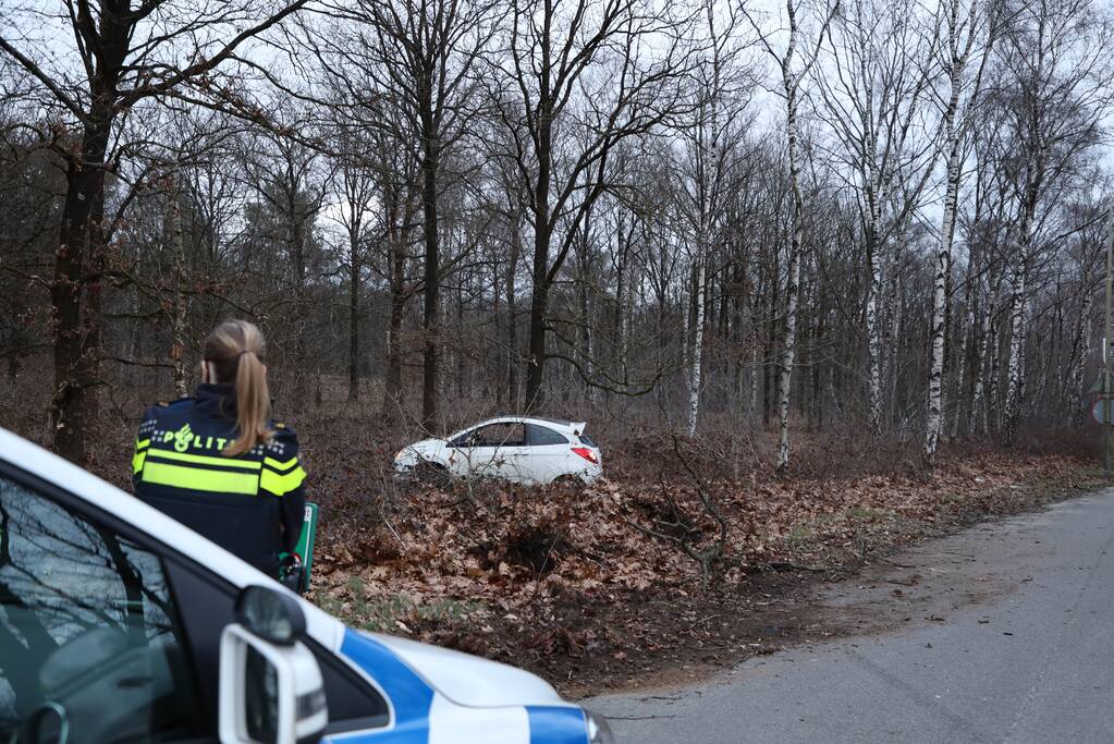 Automobiliste belandt in berm na stuurfout