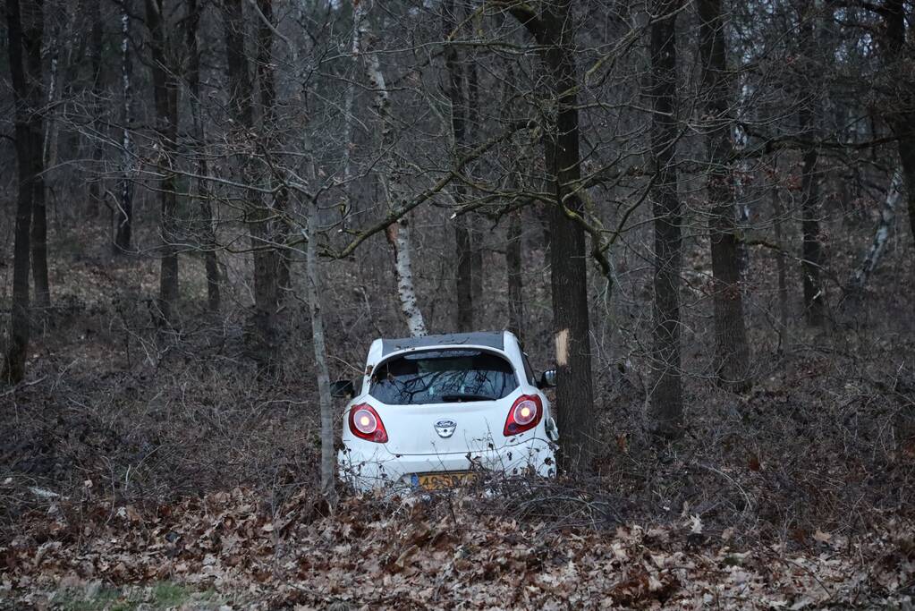 Automobiliste belandt in berm na stuurfout
