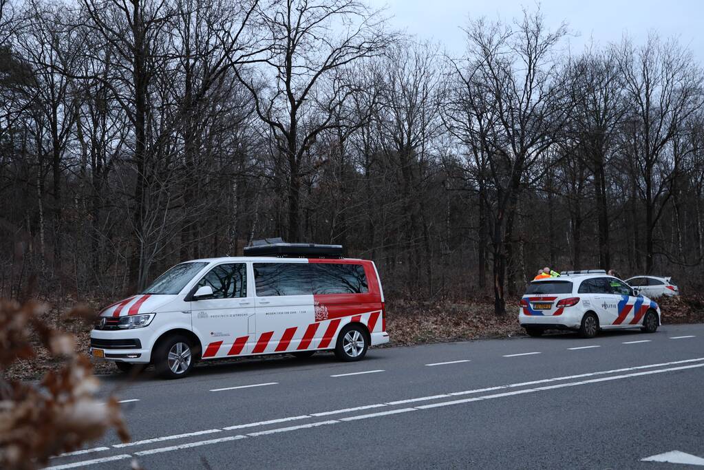 Automobiliste belandt in berm na stuurfout