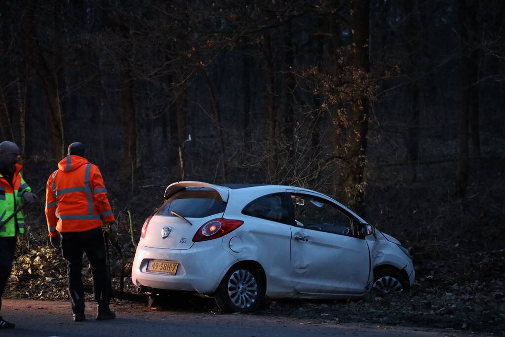 Automobiliste belandt in berm na stuurfout